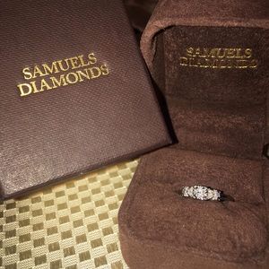 1 Kt Diamond White Gold Diamond Ring.